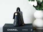 Chanel-Style Mini Flap Bag – Black Glossy Leather with Gold-Tone CC Logo & Top Handle - 图片 6