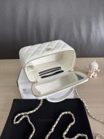 Chanel-Style Mini Vanity Bag – White Quilted Leather with Top Handle & Silver-Tone Chain - 图片 6