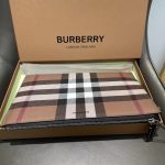 Burberry Check Clutch Bag – Iconic Plaid Pattern, Wrist Strap, Zip Closure, Designer Handbag - 图片 5