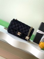 Chanel-Style Velvet Flap Bag – Classic Quilted Design with Gold-Tone Chain & Pearl Ball Charm (Multi-Color Available) - 图片 4
