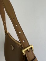 Prada-Style Caramel Leather Shoulder Bag – Minimalist Design with Triangular Logo - 图片 2