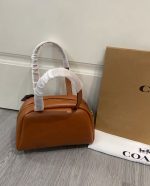 COACH Mini Leather Tote Bag – Caramel Brown, Dual Flap Pockets, Gold-Tone Hardware, Designer Crossbody Bag - 图片 3