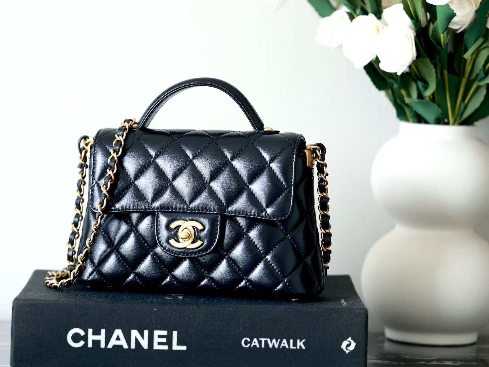 b8a91bf50a87a3e3a1d0516a5e8ebca1 Chanel-Style Mini Flap Bag – Black Glossy Leather with Gold-Tone CC Logo & Top Handle - 图片 1