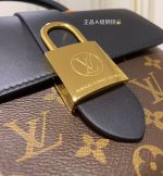 Louis Vuitton-Style Lockit Mini Bag – Brown Monogram Canvas with Leather Flap & Gold-Tone Lock Closure - 图片 3
