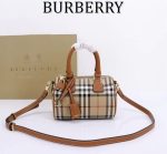 Burberry Check Clutch Bag – Iconic Plaid Pattern, Wrist Strap, Zip Closure, Designer Handbag - 图片 12