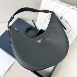 Prada-Style Black Calf Leather Crossbody Bag – Embossed Triangular Logo with Buckle Strap - 图片 3