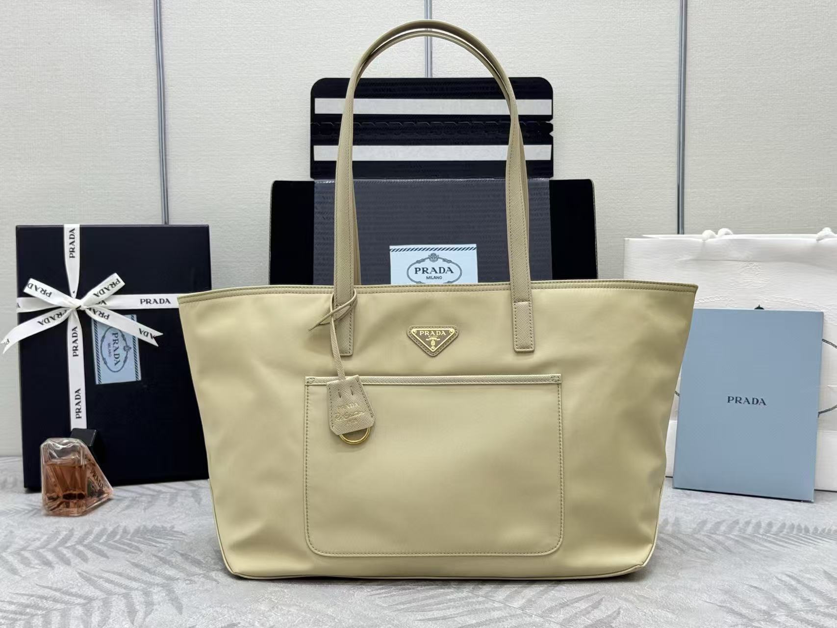 beef730ed06be2907282dbe6d478dde1 Prada-Style Leather & Nylon Tote Handbag – Minimalist Top Handle Bag with Triangular Logo – Designer-Inspired Shoulder Bag for Women - 图片 1