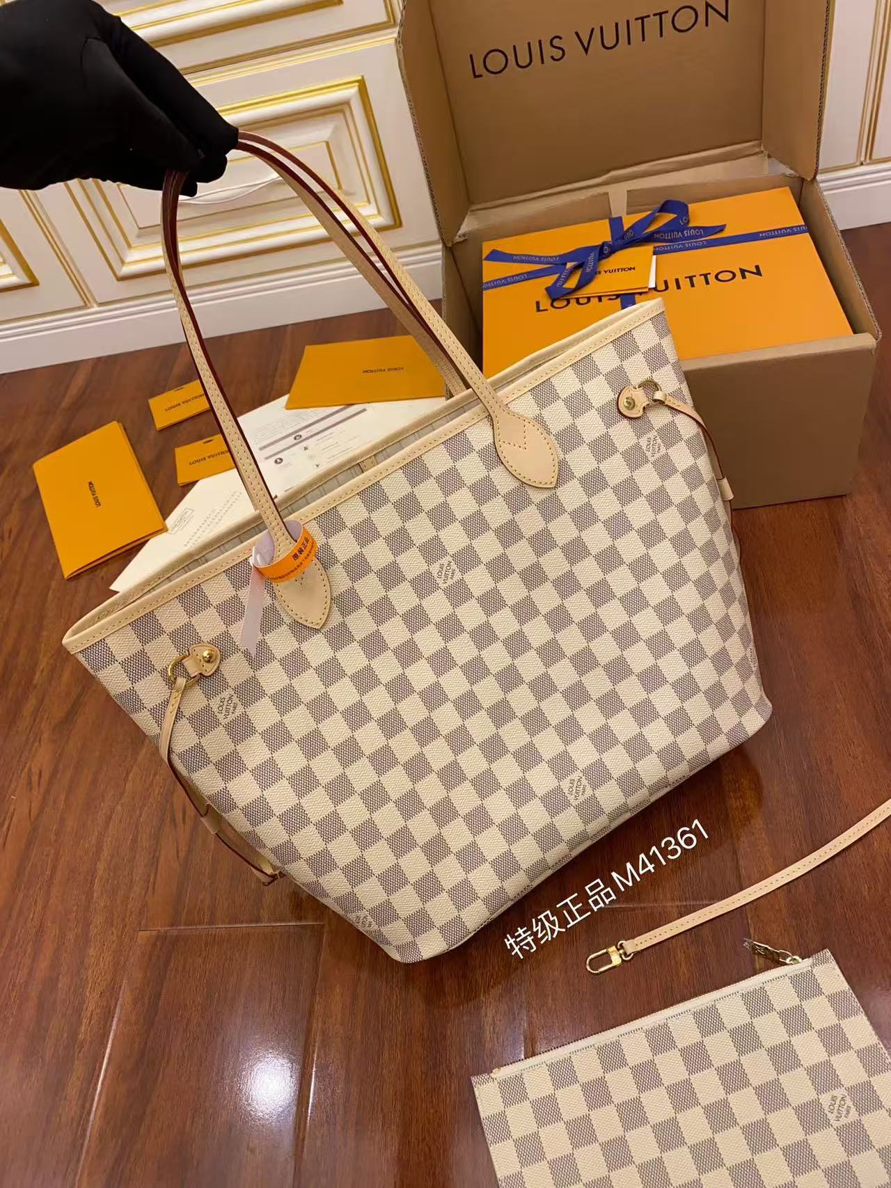 bf7aba4c250f4f6441df3940f914fc04 Louis Vuitton-Style Neverfull Tote Bag – Damier Checkered Canvas with Red Lining & Brown Leather Trim - 图片 1