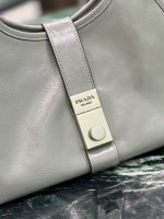 Prada-Style Leather & Nylon Tote Handbag – Minimalist Top Handle Bag with Triangular Logo – Designer-Inspired Shoulder Bag for Women - 图片 2