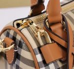Burberry Check Clutch Bag – Iconic Plaid Pattern, Wrist Strap, Zip Closure, Designer Handbag - 图片 11