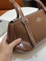 COACH Classic Leather Tote Bag – Caramel Brown, Smooth Leather, Metal Buckle Detail, Everyday Designer Handbag - 图片 2