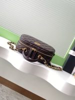 Chanel-Style Mini Oval Bag – Velvet Quilted Design with Top Handle & Gold-Tone Chain (6 Colors Available) - 图片 4