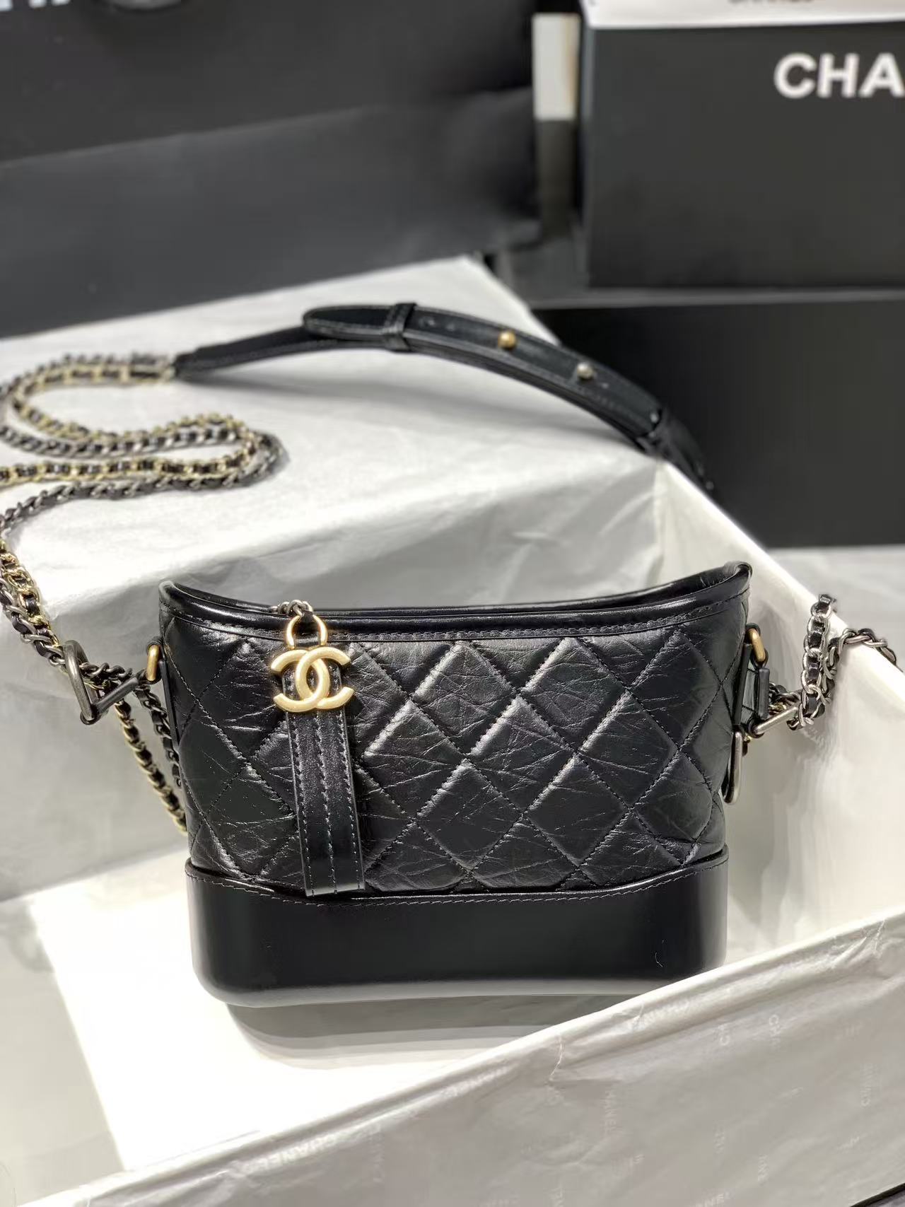 cd33f5b642b8d59015a4056799d5e863 Chanel-Style Tote Bag – Black Leather with Raffia Trim & Embroidered “CHANEL PARIS” Logo - 图片 1