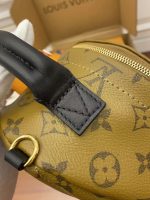 Louis Vuitton-Style Signature Hardware Detail – Deep Blue Monogram Leather with Cream Leather Strap & Gold-Tone Buckle - 图片 3