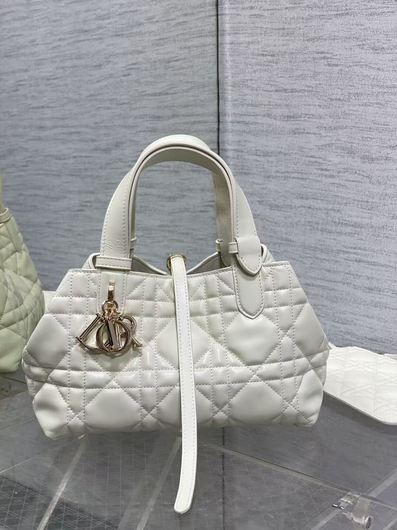 ce837417f15bd0c7176c4cf41b8fac23 Dior Diorama Bag – Quilted Leather, Iconic Dior Logo Charm, Structured Silhouette, Designer Handbag with Top Handle - 图片 1