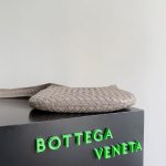 Bottega Veneta Beige Intrecciato Pouch Bag – Iconic Weave, Soft Silhouette, Leather Hobo, Designer Handbag - 图片 3