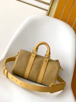 Louis Vuitton-Style Mini Pochette Bag – Beige Leather with Brown Monogram Panel & Gold-Tone Hardware - 图片 3
