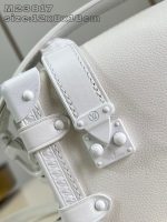 Louis Vuitton-Style Capucines Mini Bag – white Grained Leather with Gold-Tone Hardware & Signature Lock Design (M25160) - 图片 3