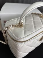 Chanel-Style Mini Vanity Bag – White Quilted Leather with Top Handle & Silver-Tone Chain - 图片 5