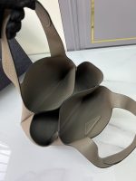 Prada-Style Taupe Leather Tote Bag – Pebbled Texture with Triangular Logo (Neutral Brown) - 图片 3