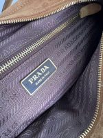 Prada-Style Caramel Leather Shoulder Bag – Minimalist Design with Triangular Logo - 图片 4