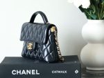 Chanel-Style Mini Flap Bag – Black Glossy Leather with Gold-Tone CC Logo & Top Handle - 图片 4