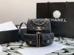 Chanel-Style Mini Backpack – Quilted Leather with Dual CC Logo Pockets & Chain Detail (Multi-Color Available) - 图片 3