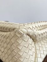 Bottega Veneta beige Intrecciato Pouch Bag – Iconic Weave, Leather Hobo, Designer Handbag - 图片 5