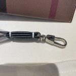 Burberry Check Clutch Bag – Iconic Plaid Pattern, Wrist Strap, Zip Closure, Designer Handbag - 图片 3