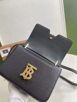 Burberry TB Monogram Mini Crossbody Bag – Black Grain Leather, Gold-Tone Logo Clasp, Designer Handbag - 图片 7