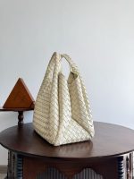 Bottega Veneta beige Intrecciato Pouch Bag – Iconic Weave, Leather Hobo, Designer Handbag - 图片 4