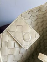 Bottega Veneta beige Intrecciato Pouch Bag – Iconic Weave, Leather Hobo, Designer Handbag - 图片 3