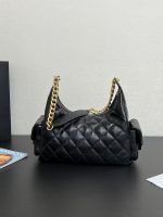 Chanel-Style Double Pocket Hobo Bag – Black Glossy Leather with Dual CC Logo Pockets & Gold-Tone Chain - 图片 3