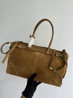 Prada-Style Caramel Leather Shoulder Bag – Minimalist Design with Triangular Logo - 图片 2