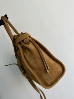 Prada-Style Caramel Leather Shoulder Bag – Minimalist Design with Triangular Logo - 图片 3