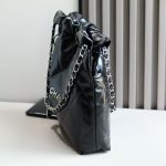 Chanel-Style Metallic Drawstring Tote – Black Foil Leather with Embossed Logo & Chain Strap - 图片 4