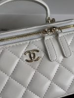 Chanel-Style Mini Vanity Bag – White Quilted Leather with Top Handle & Silver-Tone Chain - 图片 4