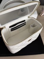 Chanel-Style Mini Vanity Bag – White Quilted Leather with Top Handle & Silver-Tone Chain - 图片 3