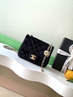 Chanel-Style Velvet Flap Bag – Classic Quilted Design with Gold-Tone Chain & Pearl Ball Charm (Multi-Color Available) - 图片 3