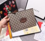 Gucci-Style GG Supreme Clutch Wallet – Beige Monogram Canvas with Gold-Tone Snake Head Charm, Oval Logo Badge & Zip Closure - 图片 2