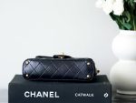 Chanel-Style Mini Flap Bag – Black Glossy Leather with Gold-Tone CC Logo & Top Handle - 图片 3