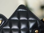 Chanel-Style Mini Flap Bag – Black Glossy Leather with Gold-Tone CC Logo & Top Handle - 图片 2