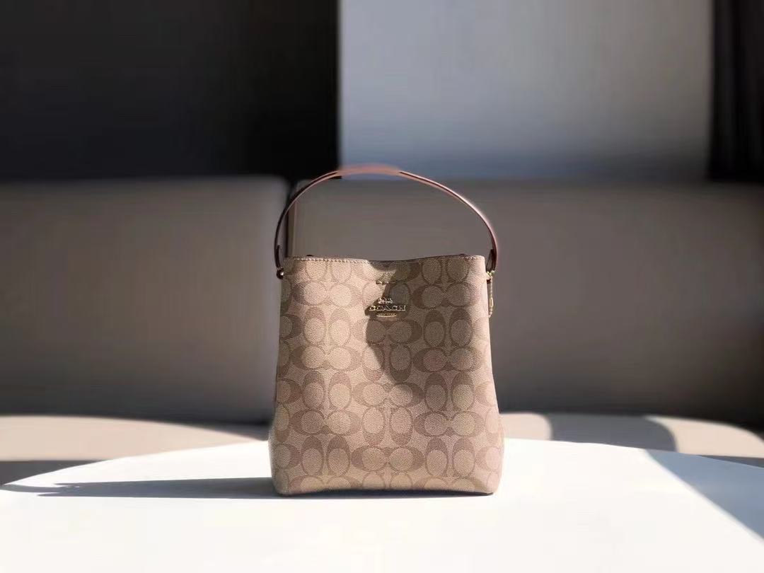 fab5fba0b3e4f02708881253e7ef9562 COACH Signature Bucket Bag – Beige Monogram Canvas, Brown Leather Trim, Adjustable Strap, Designer Crossbody Bag - 图片 1