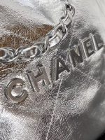 Chanel-Style Metallic Drawstring Tote – Silver Foil Leather with Embossed Logo & Chain Strap - 图片 2