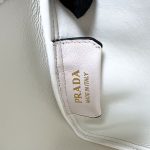 Prada-Style White Leather Top-Handle Bag – Minimalist Design with Gold-Tone Triangular Logo - 图片 2