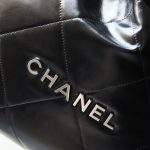 Chanel-Style Metallic Drawstring Tote – Black Foil Leather with Embossed Logo & Chain Strap - 图片 2