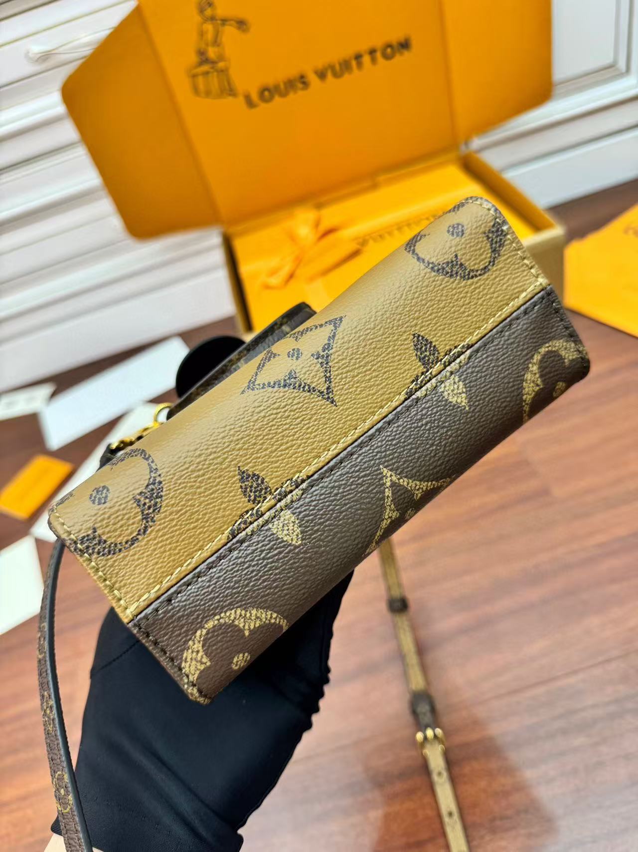 ff1e57e26a246336c7f972613c357456 Louis Vuitton-Style Capucines Mini Bag – Beige Monogram Canvas with Brown Leather Trim & Gold-Tone Hardware - 图片 1