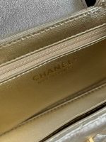 "Premium Quilted Leather – Soft, High-Quality Material with Iconic Diamond Stitching for Long-Lasting Luxury – Elegant and durable. Gold-Tone CC Logo Clasp – Signature Detail That Adds Brand Recognition and Visual Impact – Classic touch. Adjustable Chain-and-Leather Strap – Wear Crossbody or Over the Shoulder for Maximum Versatility – From day to night. Top Handle Design – Elegant Hand-Carry Option for Formal Occasions – Sophisticated and refined. Compact Size – Ideal for Daily Essentials and Fashion Statements – Portable and practical." - 图片 10