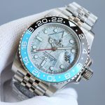 Luxury GMT Watch – Black & Blue Bezel, Silver Marble Dial, Stainless Steel Oyster Bracelet, Dual Time Zone Function - 图片 4
