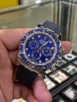 Luxury Blue Sapphire Chronograph Watch – Diamond-Encrusted Bezel, Black Rubber Strap, Sporty Elegance - 图片 4